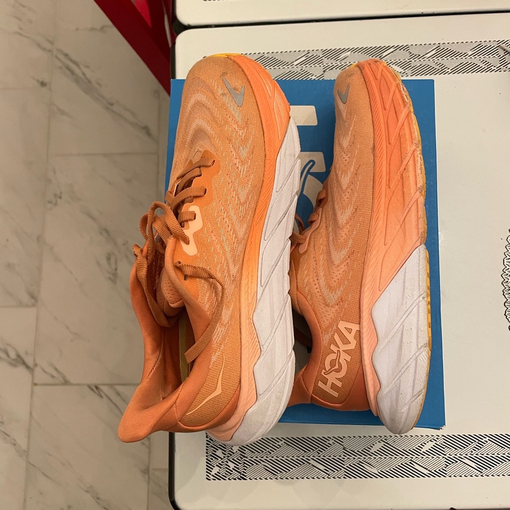 Women’s Arahi 6 Hoka Running Shoes